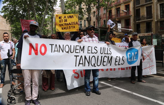 “Let's not close our eyes, let's close migrant detention centers”: Image of a May 2018 protest against the Barcelona CIE (by Júlia Pérez)